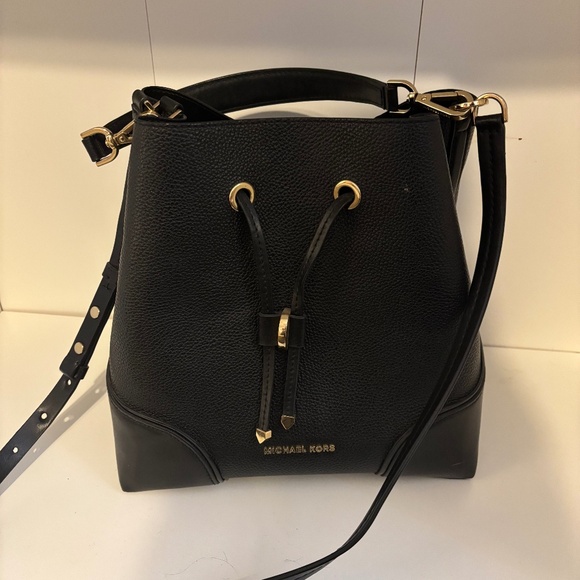 Micheal kors bucket bag/ cross body - Picture 1 of 6